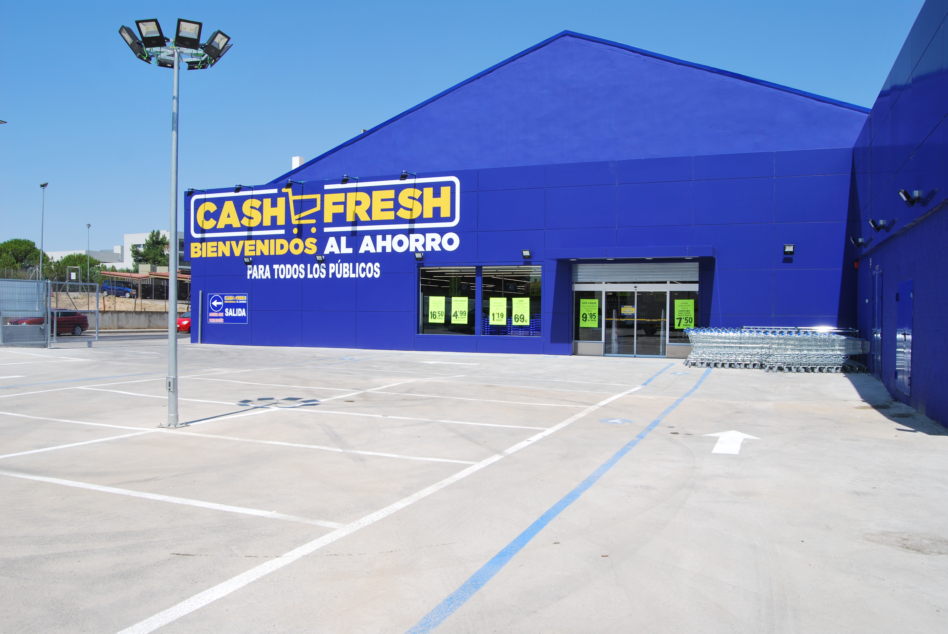 El supermercado Cash Fresh se vuelca con las personas más necesitadas de  Moguer y Mazagón