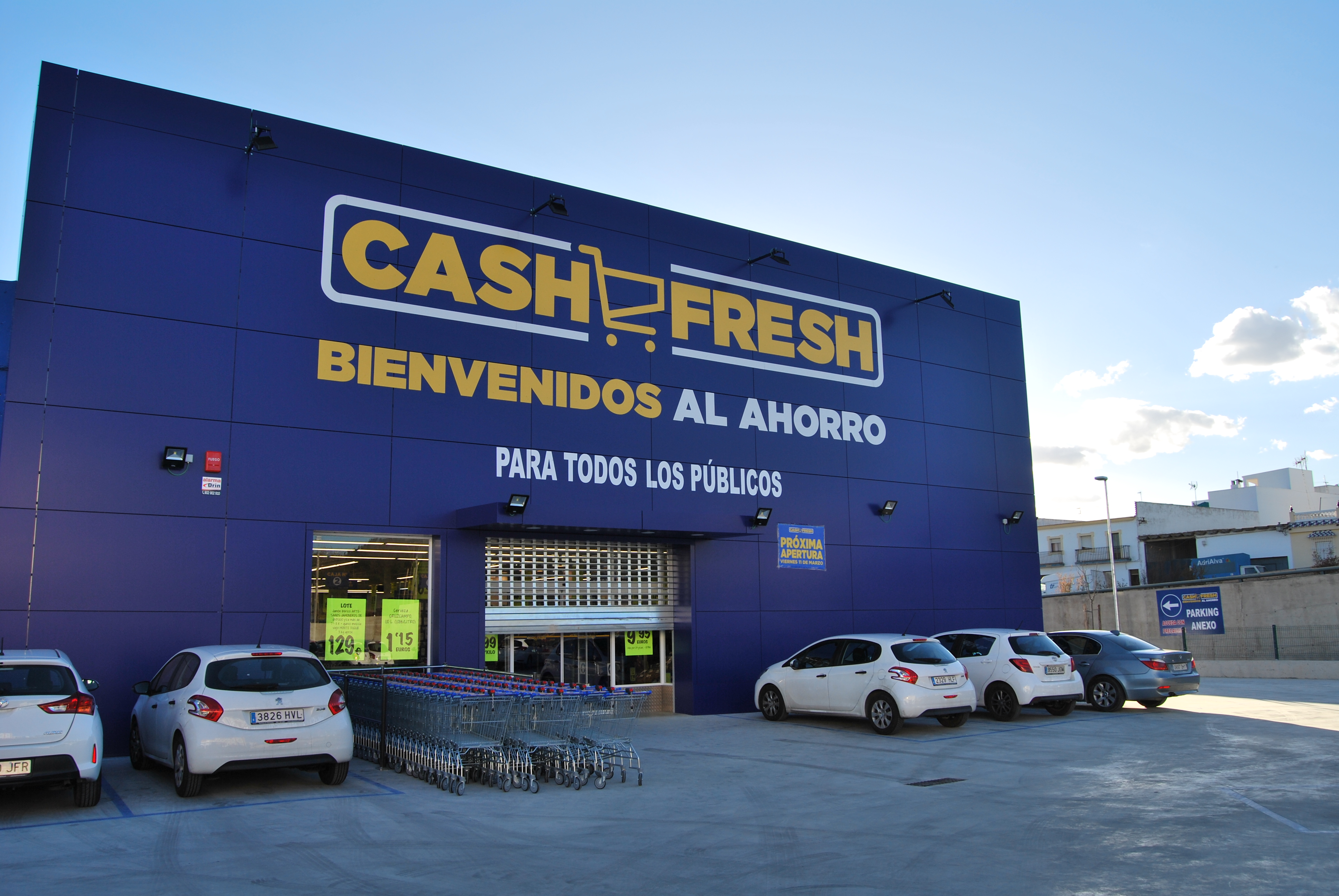 El supermercado Cash Fresh se vuelca con las personas más necesitadas de  Moguer y Mazagón