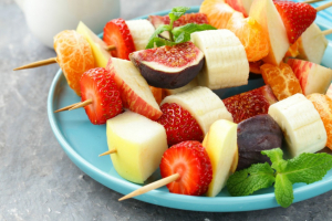 Postre ligero con brocheta de frutas