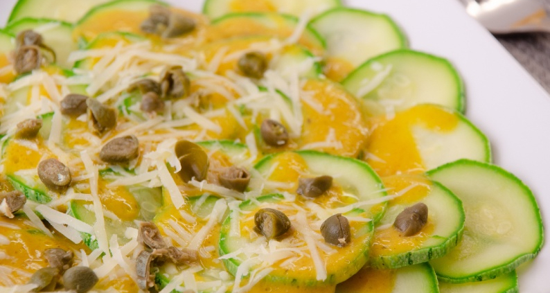 Platos con naranjas de mesa