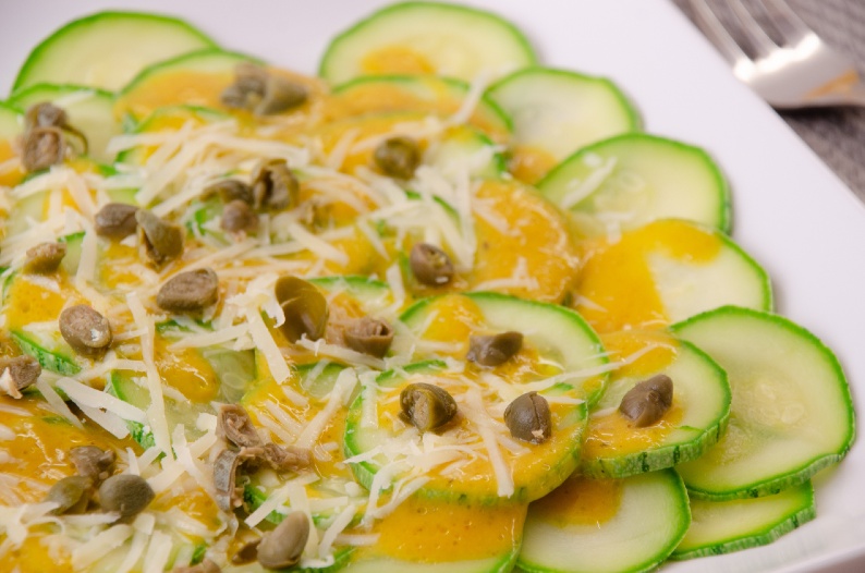 Platos con naranjas de mesa