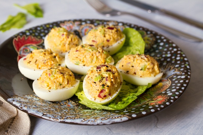 Huevos rellenos de atún