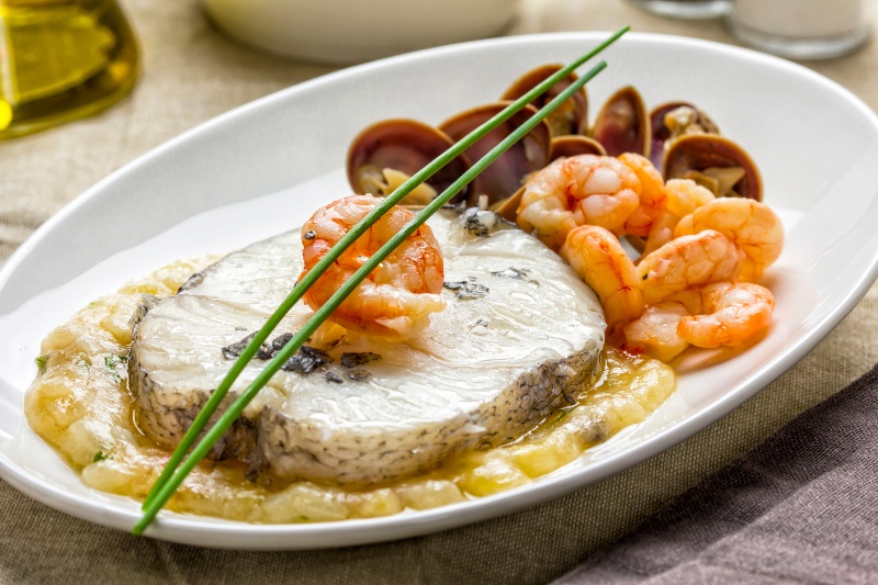 Platos con pescados para nochebuena